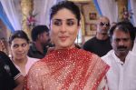 Kareena Kapoor, Gurmeet Chaudhary on sets of Punar Vivah on 6th Sept 2012 (6).JPG